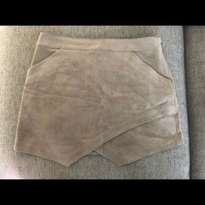 Bcbg tan suede mini skirt size 2